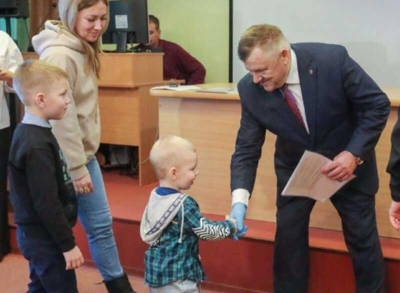В Тюменской области мэр Федор Шишкин в резиновой перчатке вручал сертификаты молодым семьям